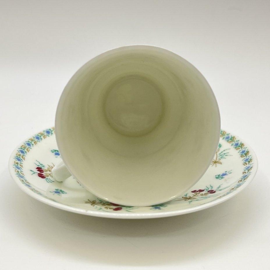 Пара кофейная с цветочным декором, форма "Майская" (в подборе), автор формы Э. М. Криммер, фарфор, деколь, Ленинградский фарфоровый завод (ЛФЗ), СССР, 1970-1990 гг.