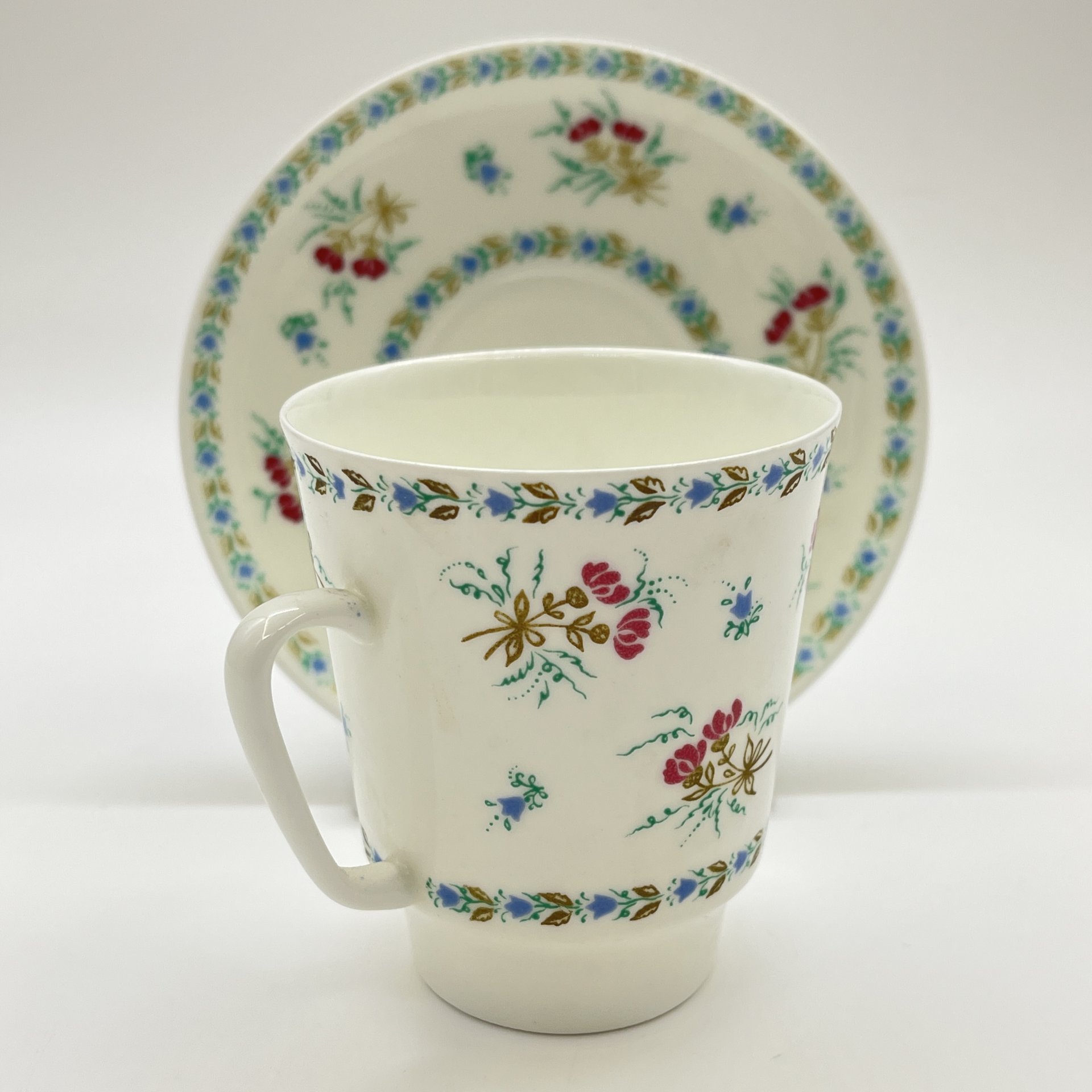 Пара кофейная с цветочным декором, форма "Майская" (в подборе), автор формы Э. М. Криммер, фарфор, деколь, Ленинградский фарфоровый завод (ЛФЗ), СССР, 1970-1990 гг.