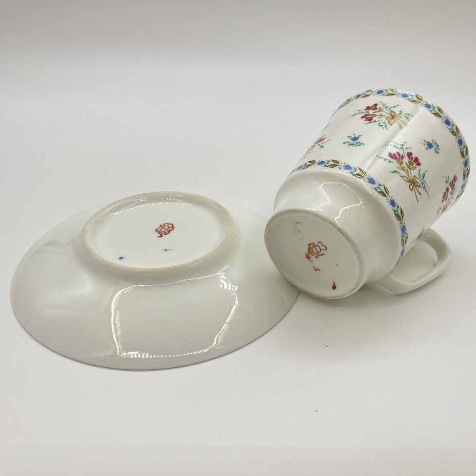 Пара кофейная с цветочным декором, форма "Майская" (в подборе), автор формы Э. М. Криммер, фарфор, деколь, Ленинградский фарфоровый завод (ЛФЗ), СССР, 1970-1990 гг.