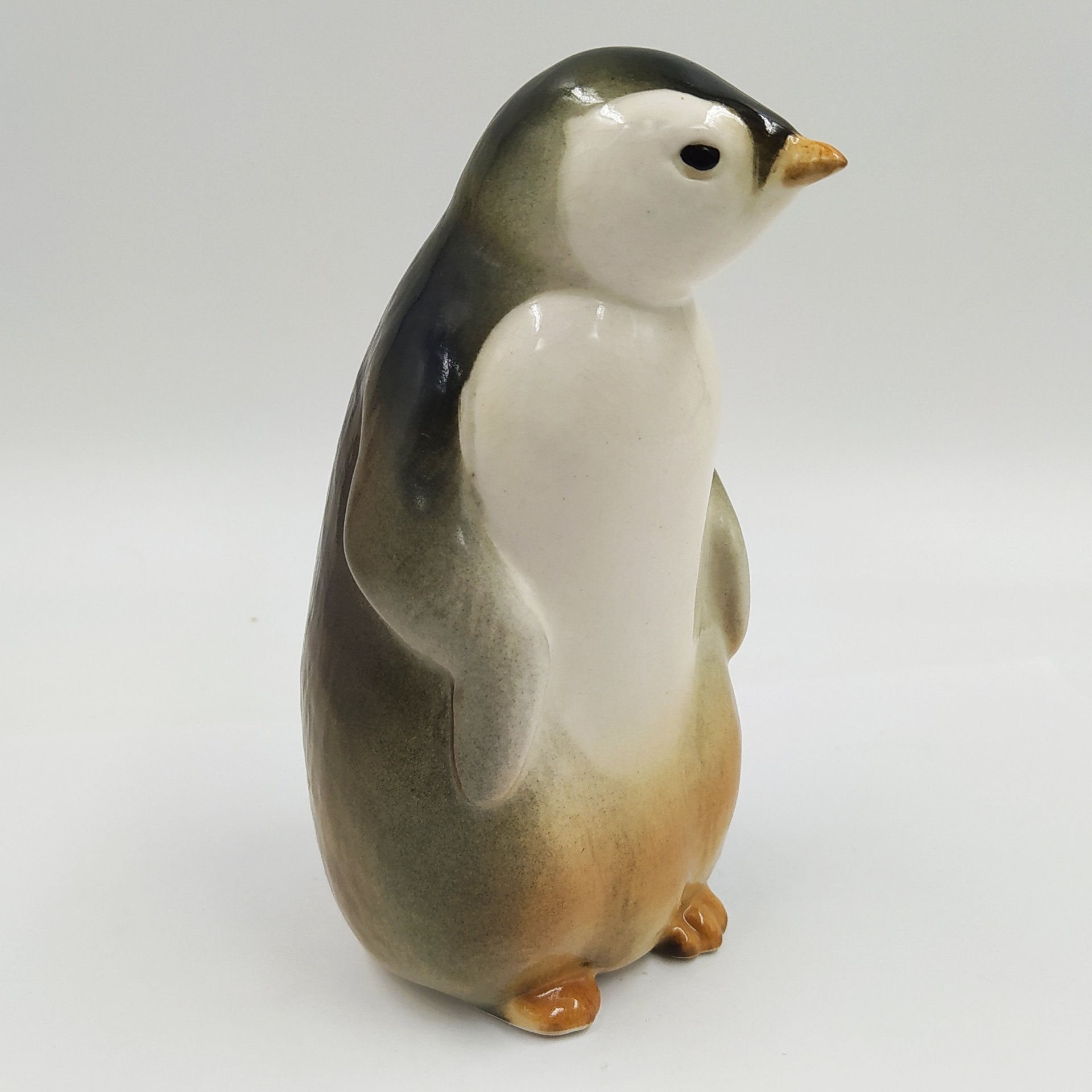 Статуэтка "Пингвин", скульптор П.П. Веселов, фарфор, роспись, аэрография, Ленинградский фарфоровый завод (ЛФЗ), СССР, 1970-1992 гг.