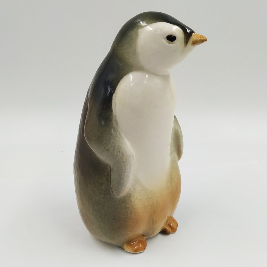 Статуэтка "Пингвин", скульптор П.П. Веселов, фарфор, роспись, аэрография, Ленинградский фарфоровый завод (ЛФЗ), СССР, 1970-1992 гг.