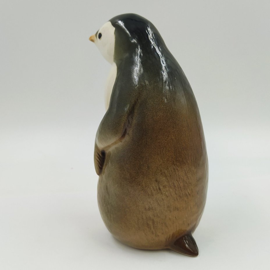 Статуэтка "Пингвин", скульптор П.П. Веселов, фарфор, роспись, аэрография, Ленинградский фарфоровый завод (ЛФЗ), СССР, 1970-1992 гг.
