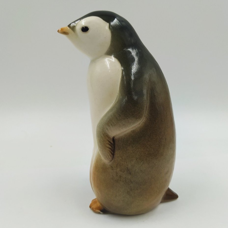Статуэтка "Пингвин", скульптор П.П. Веселов, фарфор, роспись, аэрография, Ленинградский фарфоровый завод (ЛФЗ), СССР, 1970-1992 гг.