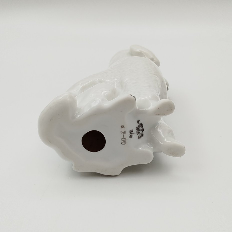 Статуэтка "Пудель", автор П.П. Веселов, фарфор, роспись, Ленинградский фарфоровый завод (ЛФЗ), СССР, 1970-1992 гг., Ленинградский фарфоровый завод (ЛФЗ)