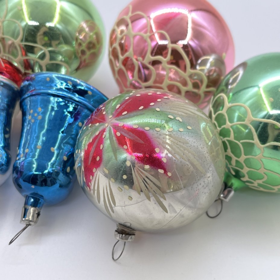 Набор из 8-ми винтажных ёлочных игрушек различных форм и расцветок