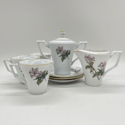 Чайно-кофейный сервиз, украшенный изображением цветов (3 чайно-кофейных пары, молочник, сахарница), фарфор, деколь, золочение, Китай, 2010-2020 гг.