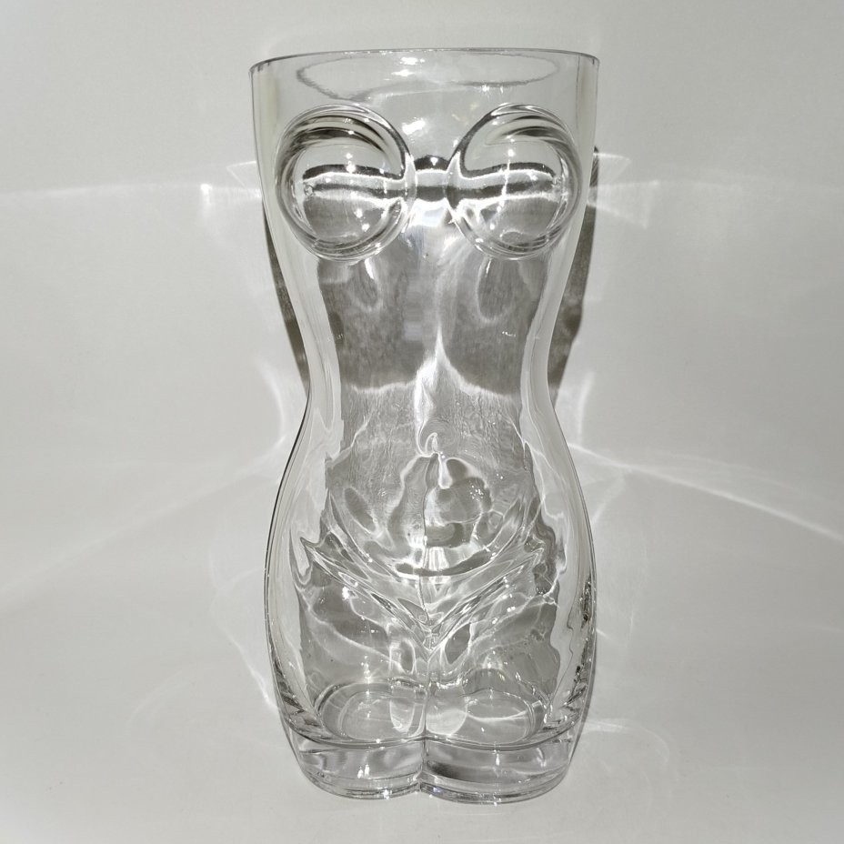 Ваза в форме женского тела, стекло, Азия, 2010-2020 гг.