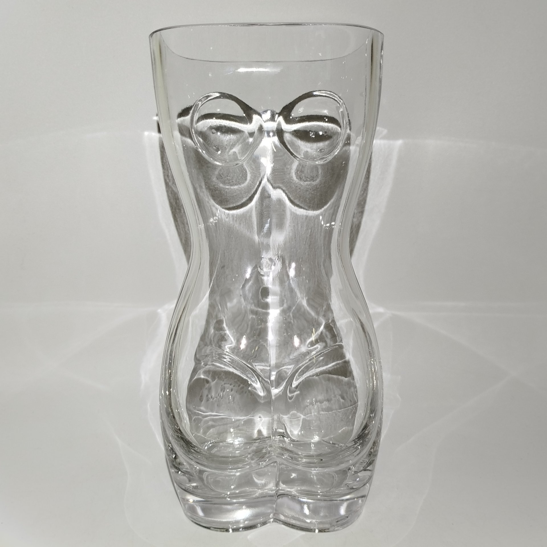 Ваза в форме женского тела, стекло, Азия, 2010-2020 гг.