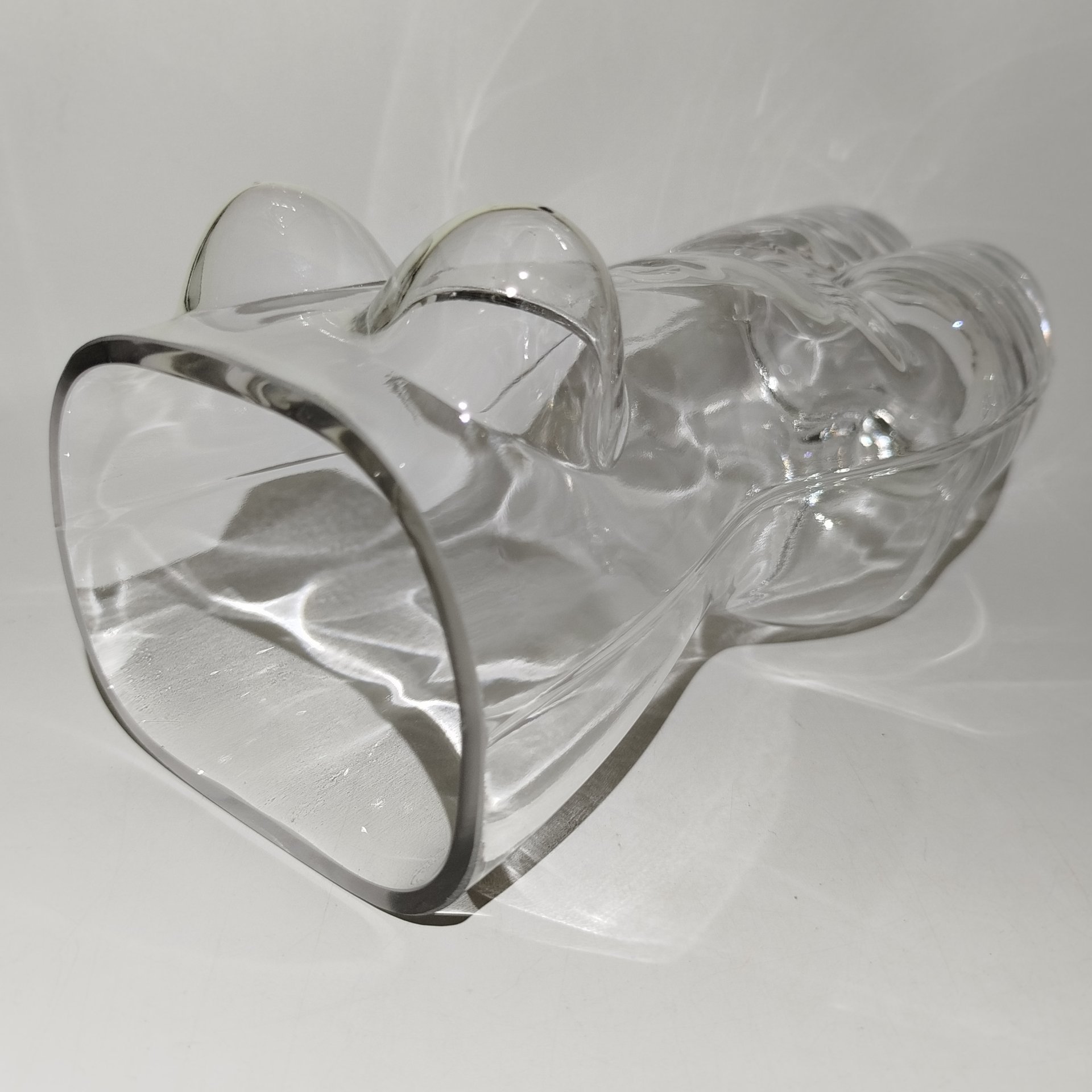 Ваза в форме женского тела, стекло, Азия, 2010-2020 гг.