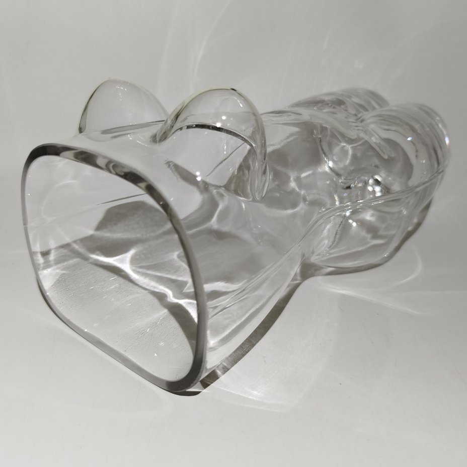 Ваза в форме женского тела, стекло, Азия, 2010-2020 гг.