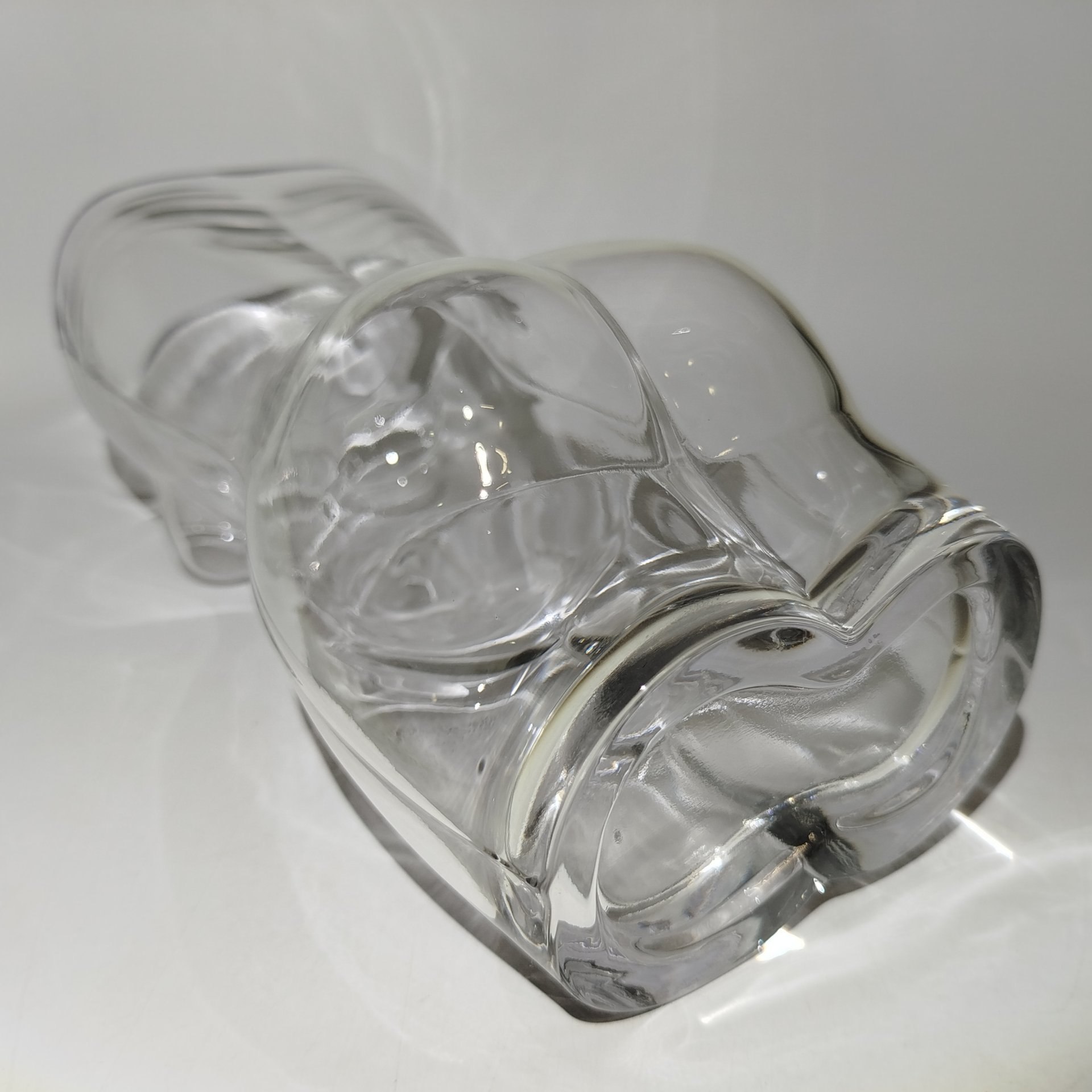 Ваза в форме женского тела, стекло, Азия, 2010-2020 гг.