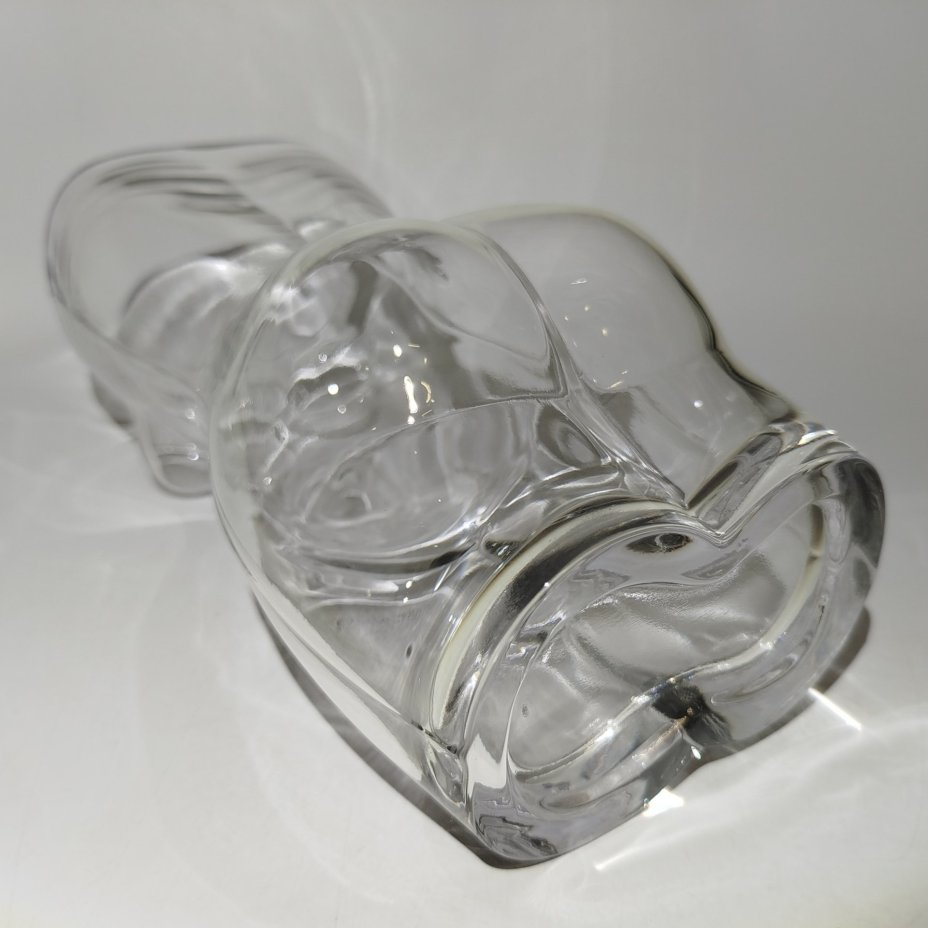 Ваза в форме женского тела, стекло, Азия, 2010-2020 гг.