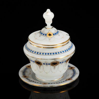 Крюшонница на подносе, украшенная  гирляндами в сине-золотых тонах с куполообразным хватком на крышке, стекло, (молочное), роспись, золочение, Европа, 1890-1910 гг.