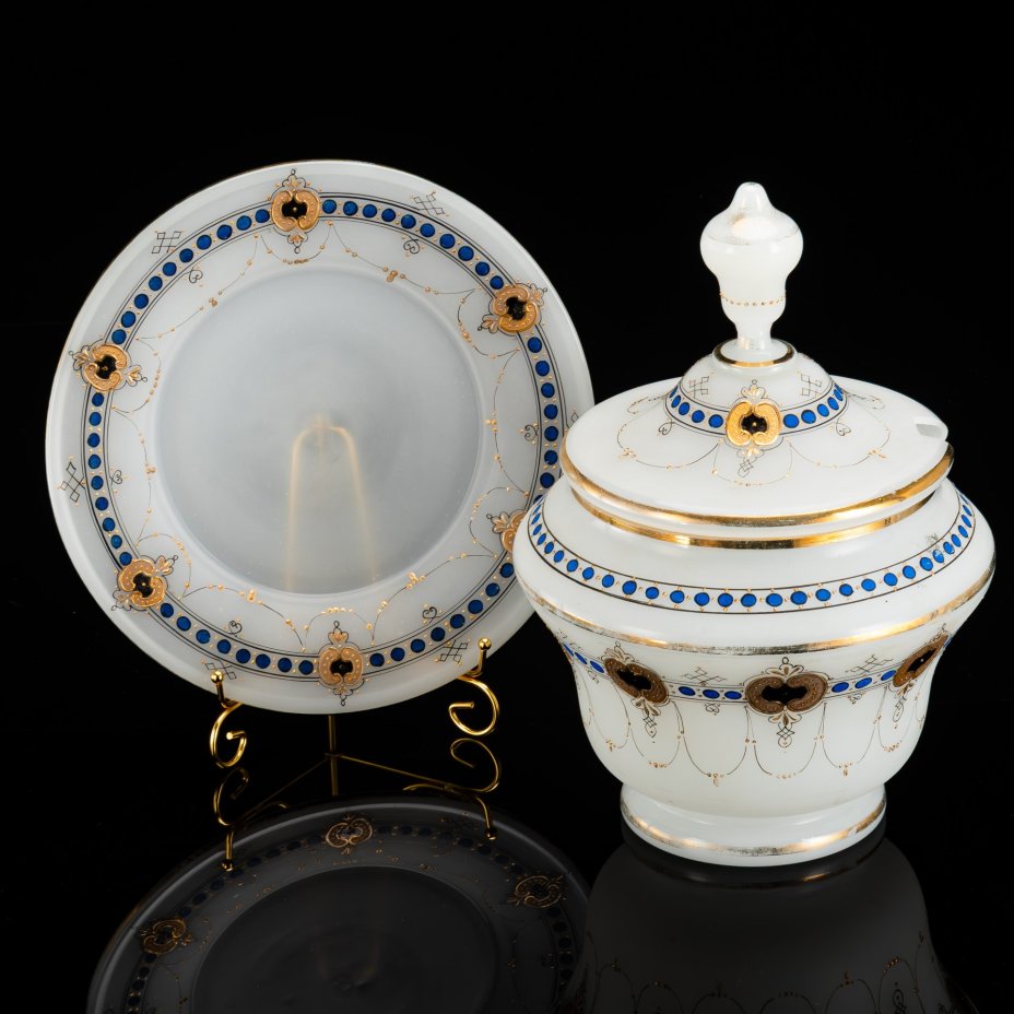 Крюшонница на подносе, украшенная  гирляндами в сине-золотых тонах с куполообразным хватком на крышке, стекло, (молочное), роспись, золочение, Европа, 1890-1910 гг.