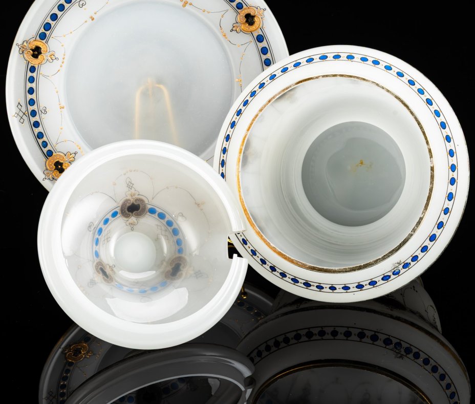 Крюшонница на подносе, украшенная  гирляндами в сине-золотых тонах с куполообразным хватком на крышке, стекло, (молочное), роспись, золочение, Европа, 1890-1910 гг.