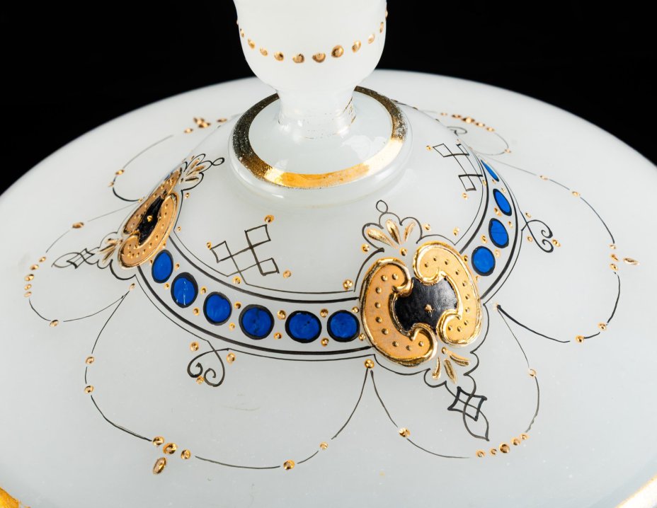 Крюшонница на подносе, украшенная  гирляндами в сине-золотых тонах с куполообразным хватком на крышке, стекло, (молочное), роспись, золочение, Европа, 1890-1910 гг.
