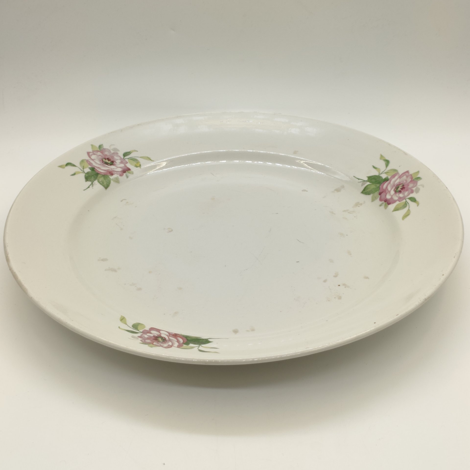 Большое сервировочное блюдо круглой формы с цветочным декором, фарфор, деколь, Дулевский фарфоровый завод (Дулёво), СССР, 1960 г.