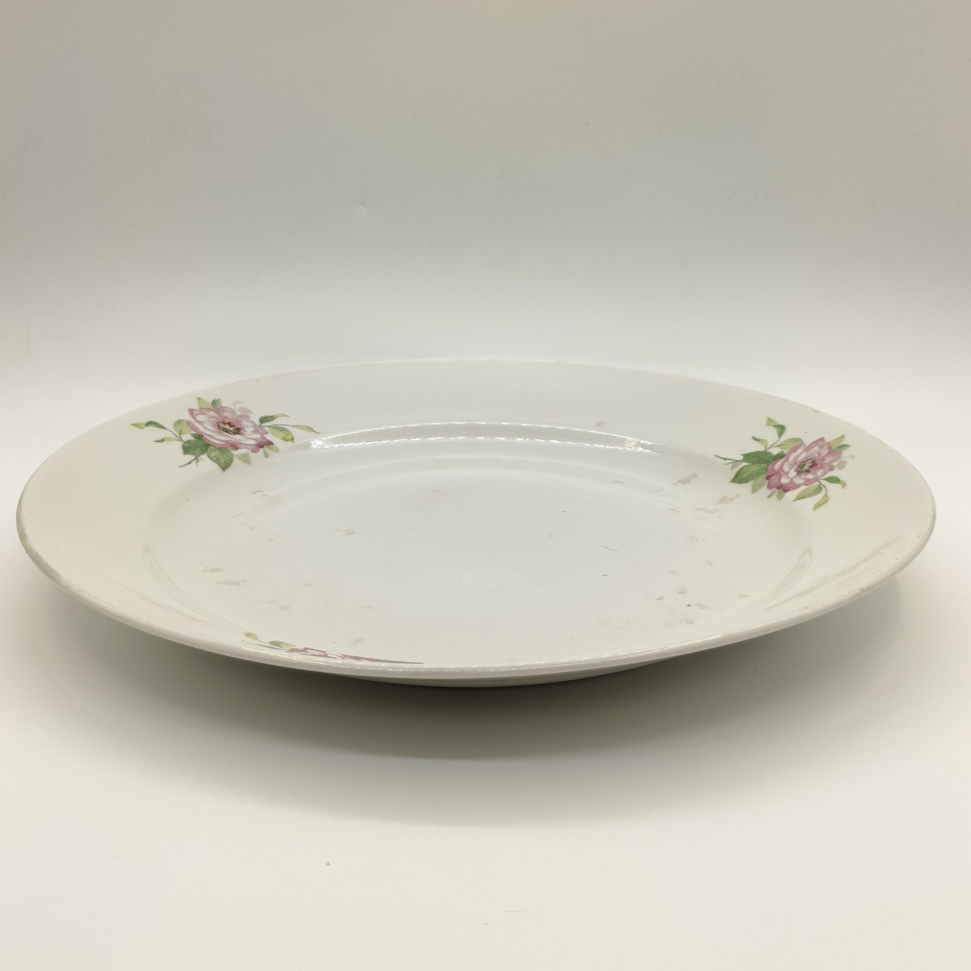 Большое сервировочное блюдо круглой формы с цветочным декором, фарфор, деколь, Дулевский фарфоровый завод (Дулёво), СССР, 1960 г.