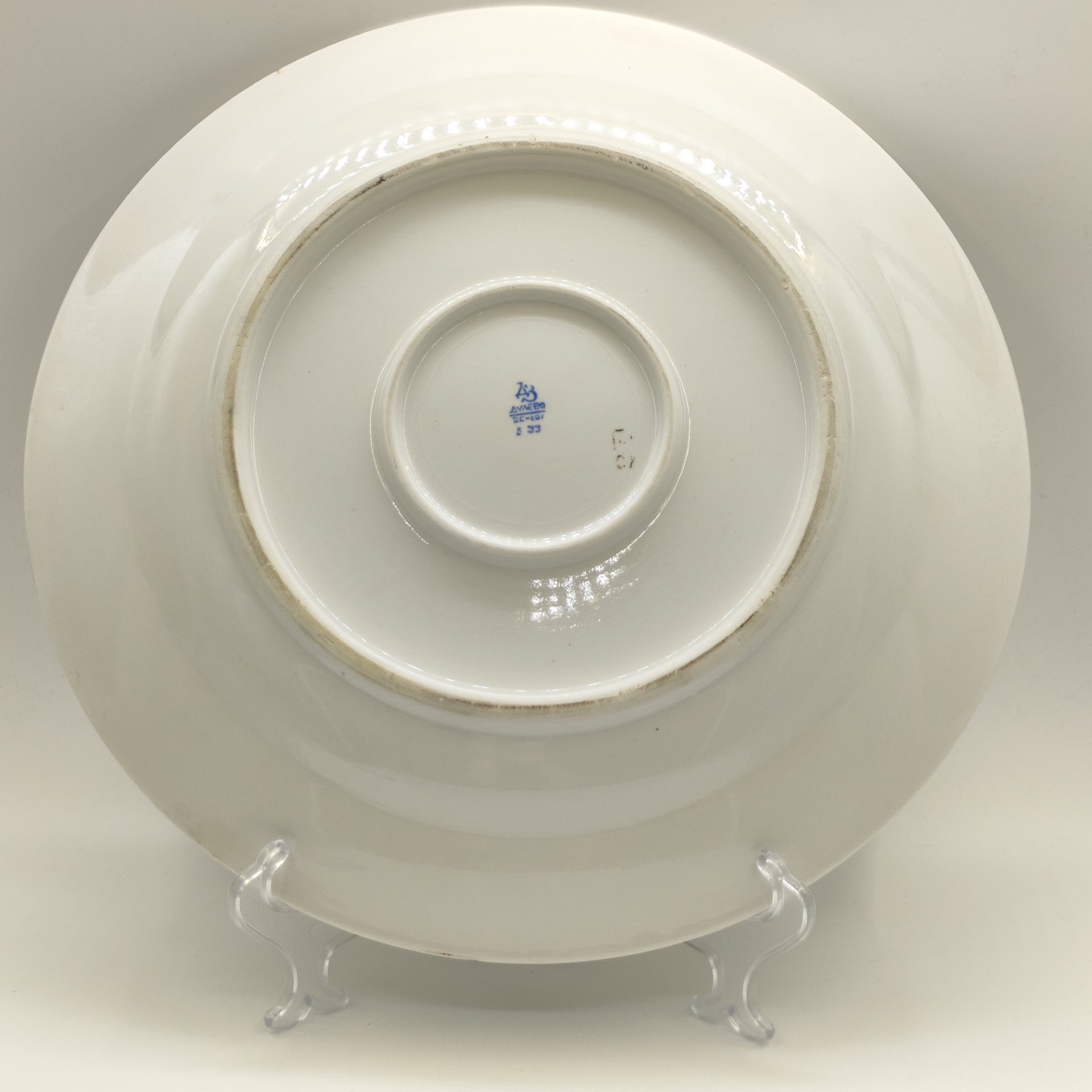 Большое сервировочное блюдо круглой формы с цветочным декором, фарфор, деколь, Дулевский фарфоровый завод (Дулёво), СССР, 1960 г.