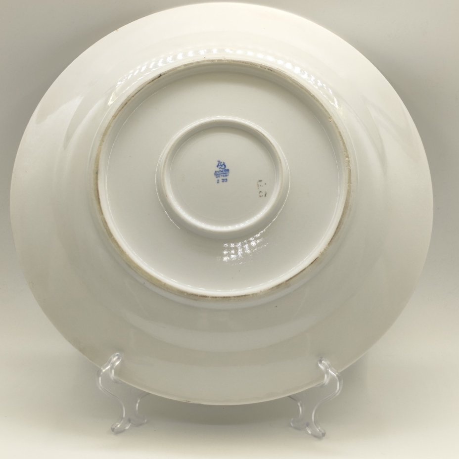 Большое сервировочное блюдо круглой формы с цветочным декором