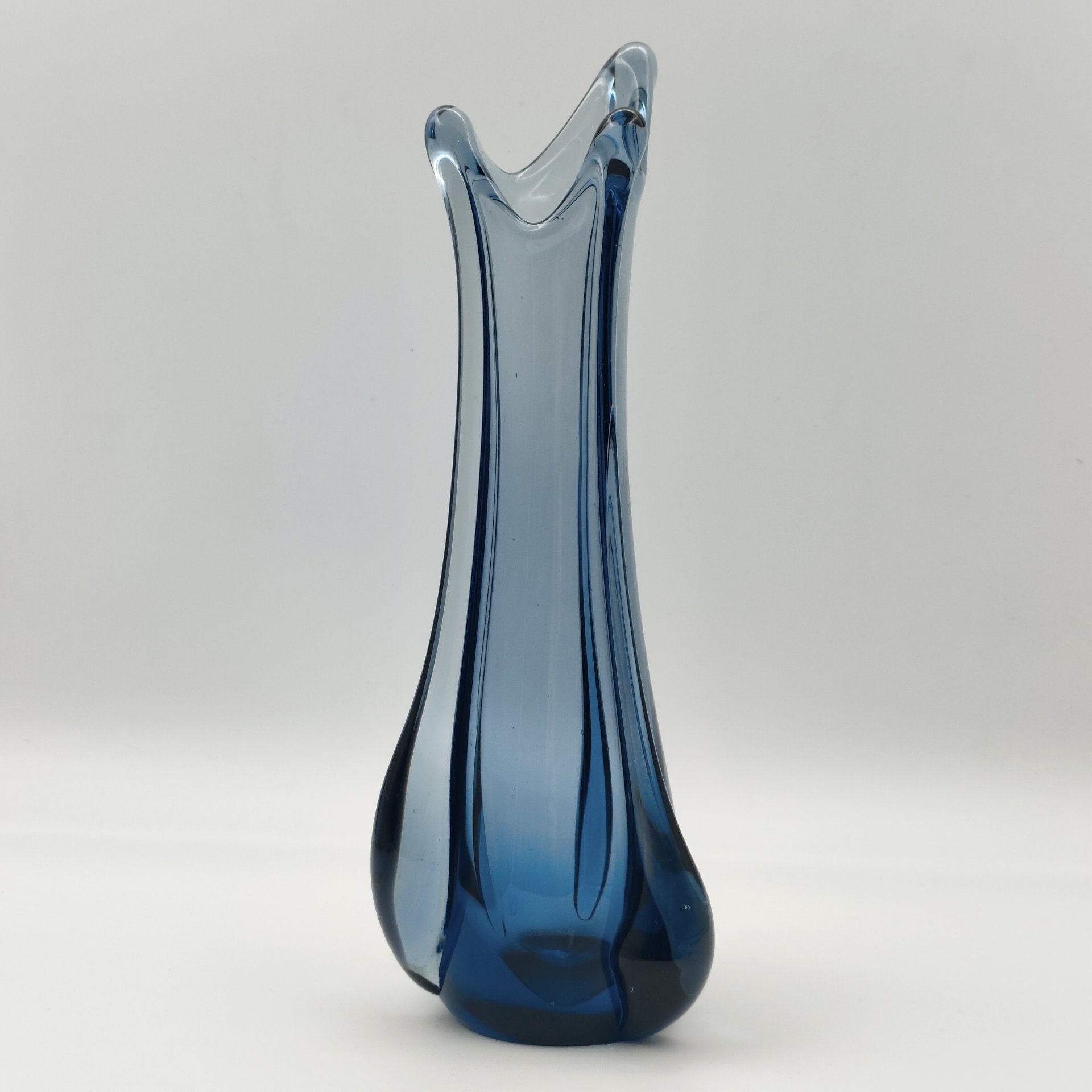Ваза оригинальной формы, стекло, Чехословакия, 1970-1990 гг.
