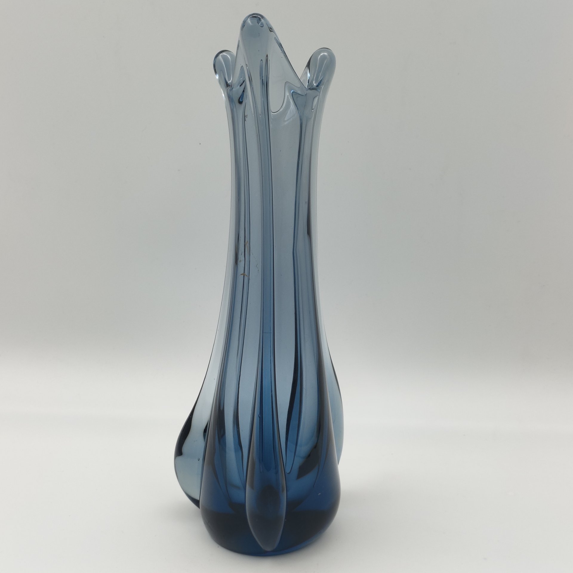 Ваза оригинальной формы, стекло, Чехословакия, 1970-1990 гг.