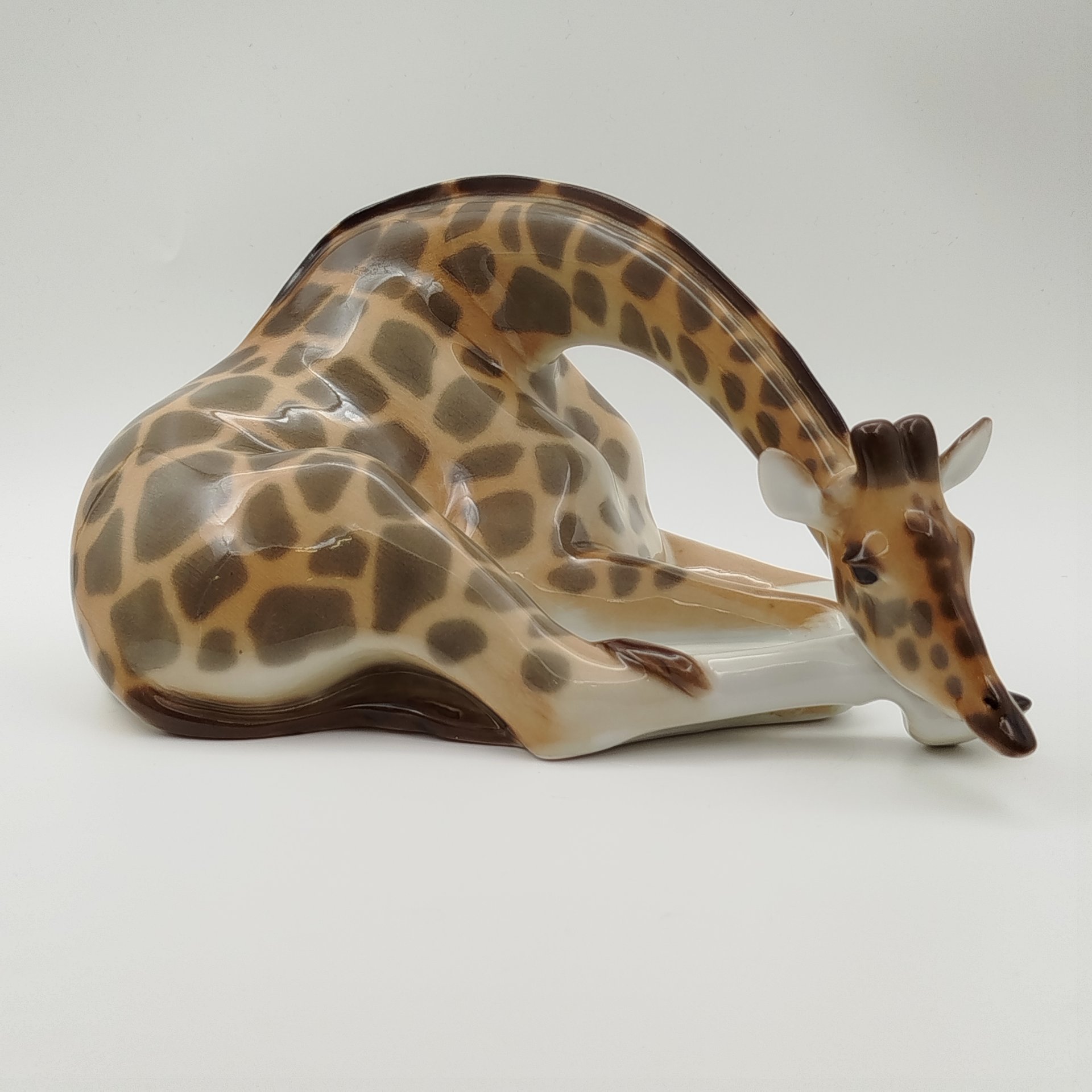 Статуэтка "Жираф" (лежащий),  скульптор П.П. Веселов, фарфор, аэрография, роспись, Ленинградский фарфоровый завод (ЛФЗ), СССР, 1970-1990 гг.