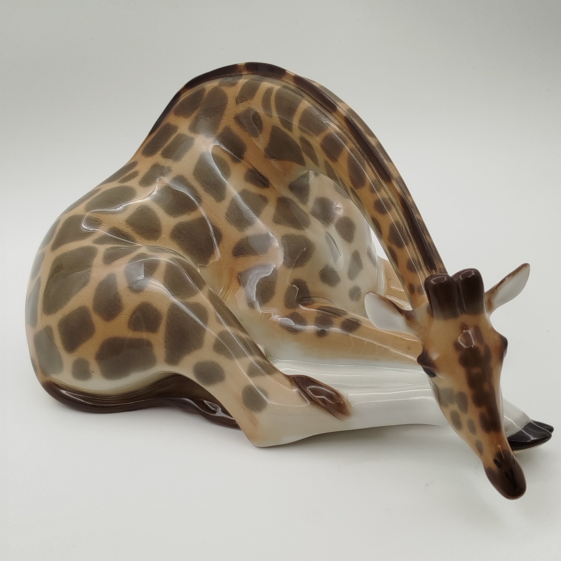 Статуэтка "Жираф" (лежащий),  скульптор П.П. Веселов, фарфор, аэрография, роспись, Ленинградский фарфоровый завод (ЛФЗ), СССР, 1970-1990 гг.