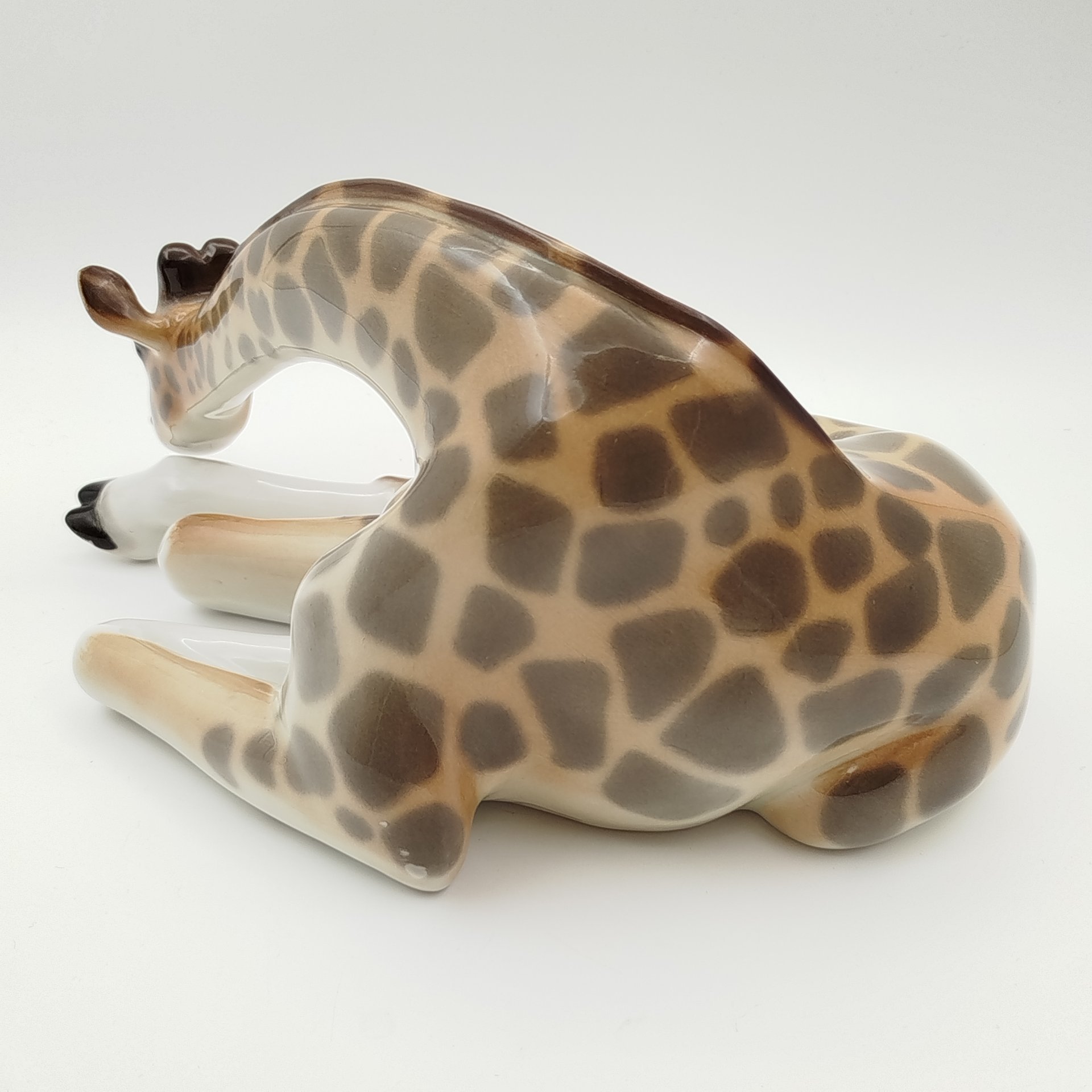 Статуэтка "Жираф" (лежащий),  скульптор П.П. Веселов, фарфор, аэрография, роспись, Ленинградский фарфоровый завод (ЛФЗ), СССР, 1970-1990 гг.