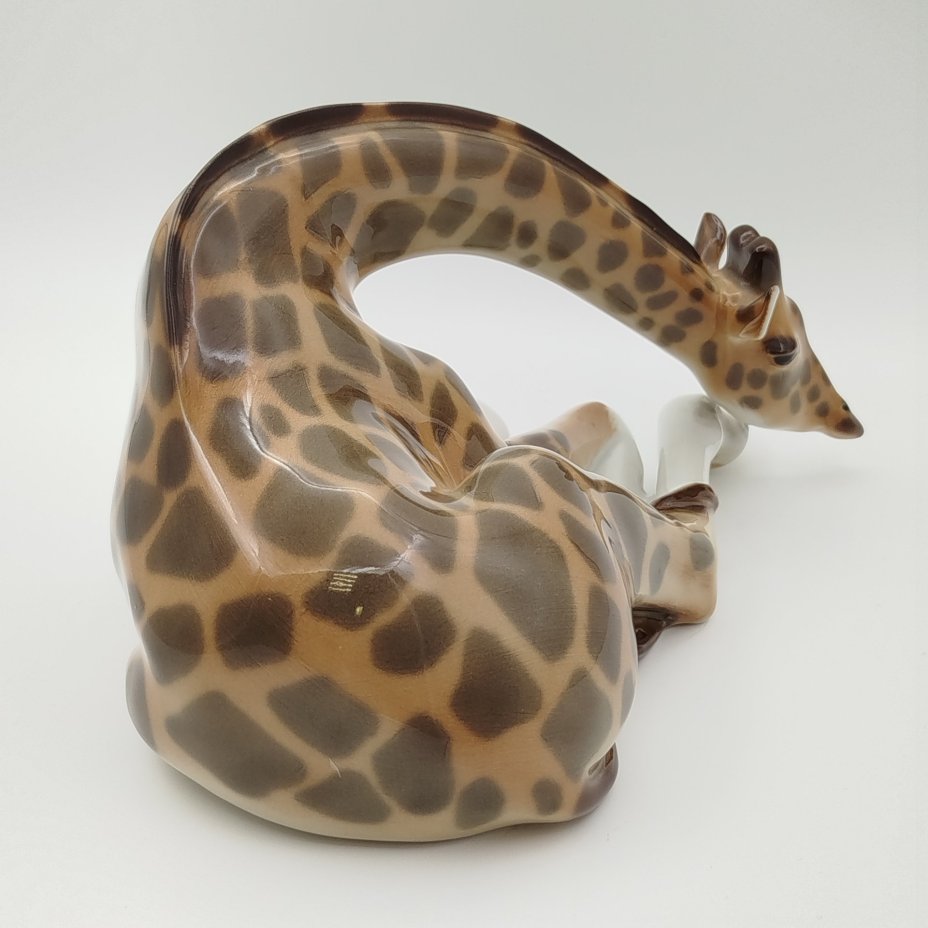 Статуэтка "Жираф" (лежащий),  скульптор П.П. Веселов, фарфор, аэрография, роспись, Ленинградский фарфоровый завод (ЛФЗ), СССР, 1970-1990 гг.