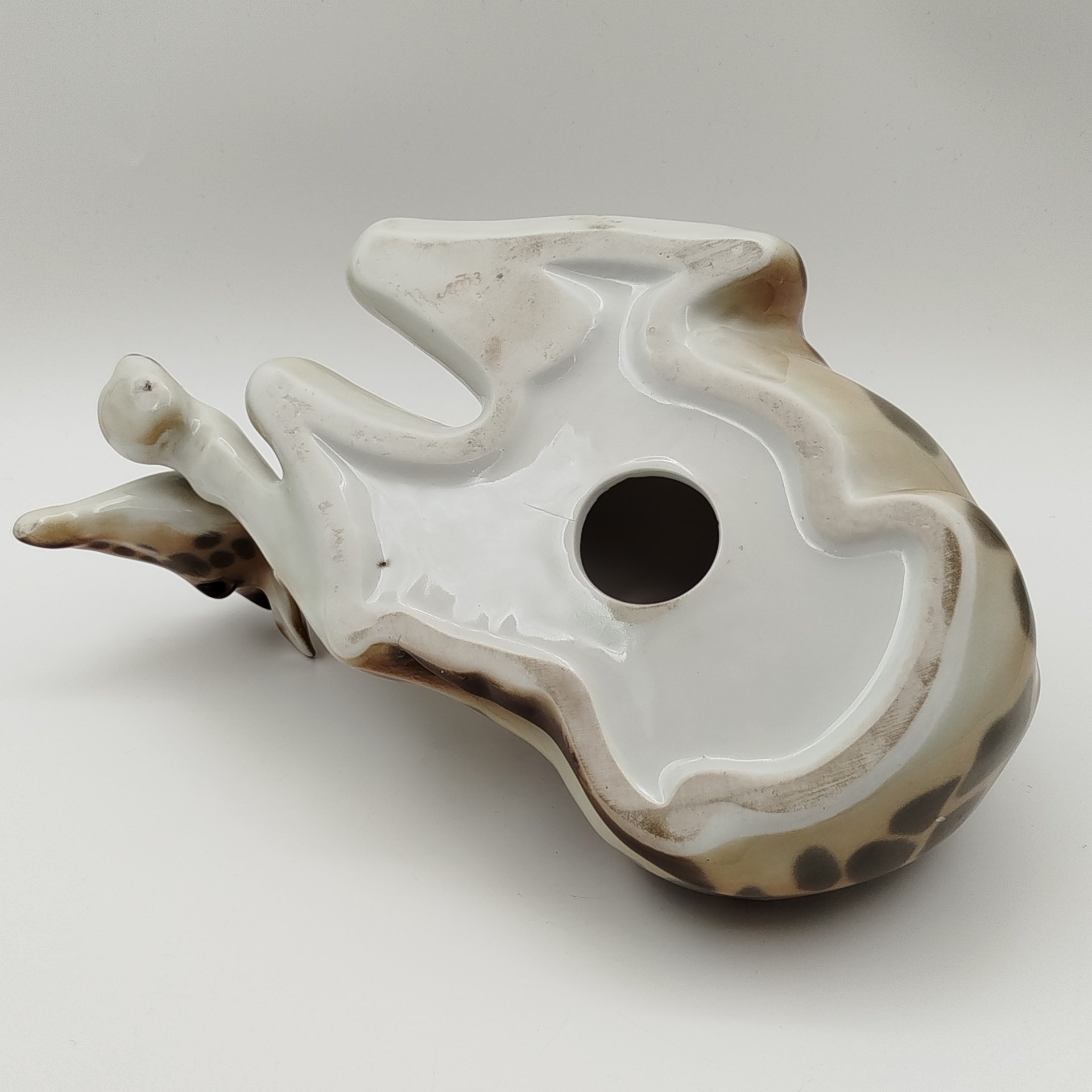 Статуэтка "Жираф" (лежащий),  скульптор П.П. Веселов, фарфор, аэрография, роспись, Ленинградский фарфоровый завод (ЛФЗ), СССР, 1970-1990 гг.