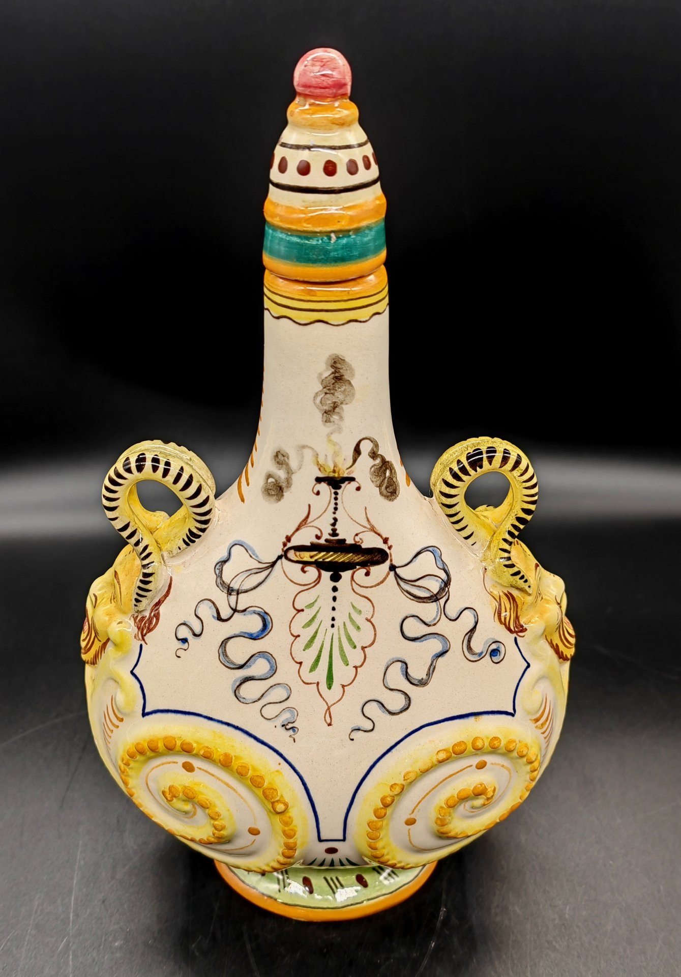 Декоративная бутыль (фляга)  с гротескным декором в стиле флорентийских мастеров, украшенная ручками в виде маскаронов
