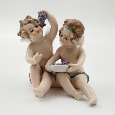 Статуэтка "Путти с виноградом", Фарфоровая мануфактура Людвигсбург, фарфор, роспись, золочение, Германия, 1948-1990 гг.