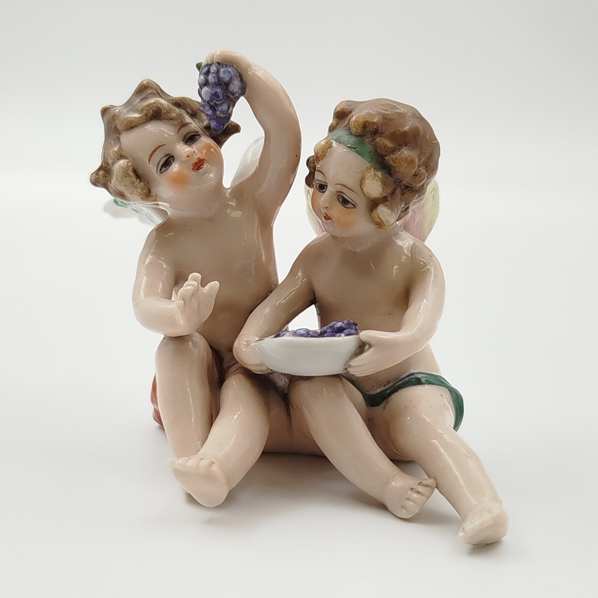 Статуэтка "Путти с виноградом", Фарфоровая мануфактура Людвигсбург, фарфор, роспись, золочение, Германия, 1948-1990 гг.