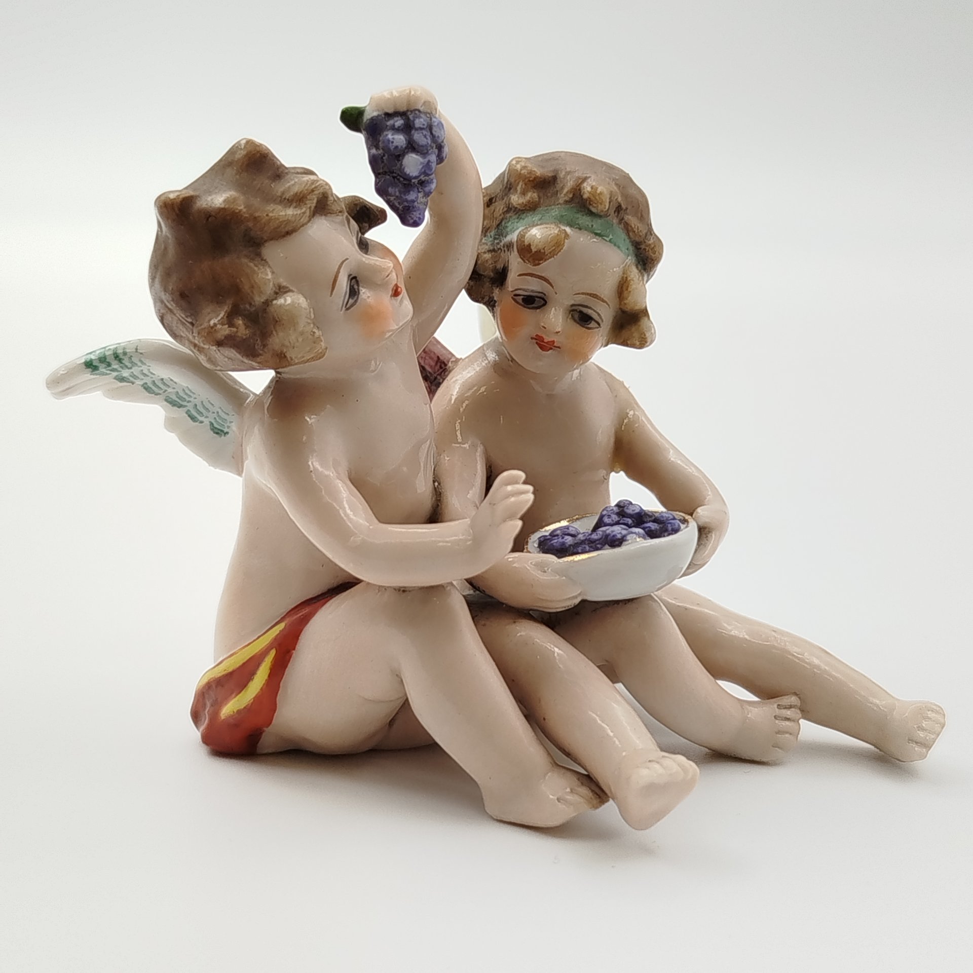 Статуэтка "Путти с виноградом", Фарфоровая мануфактура Людвигсбург, фарфор, роспись, золочение, Германия, 1948-1990 гг.