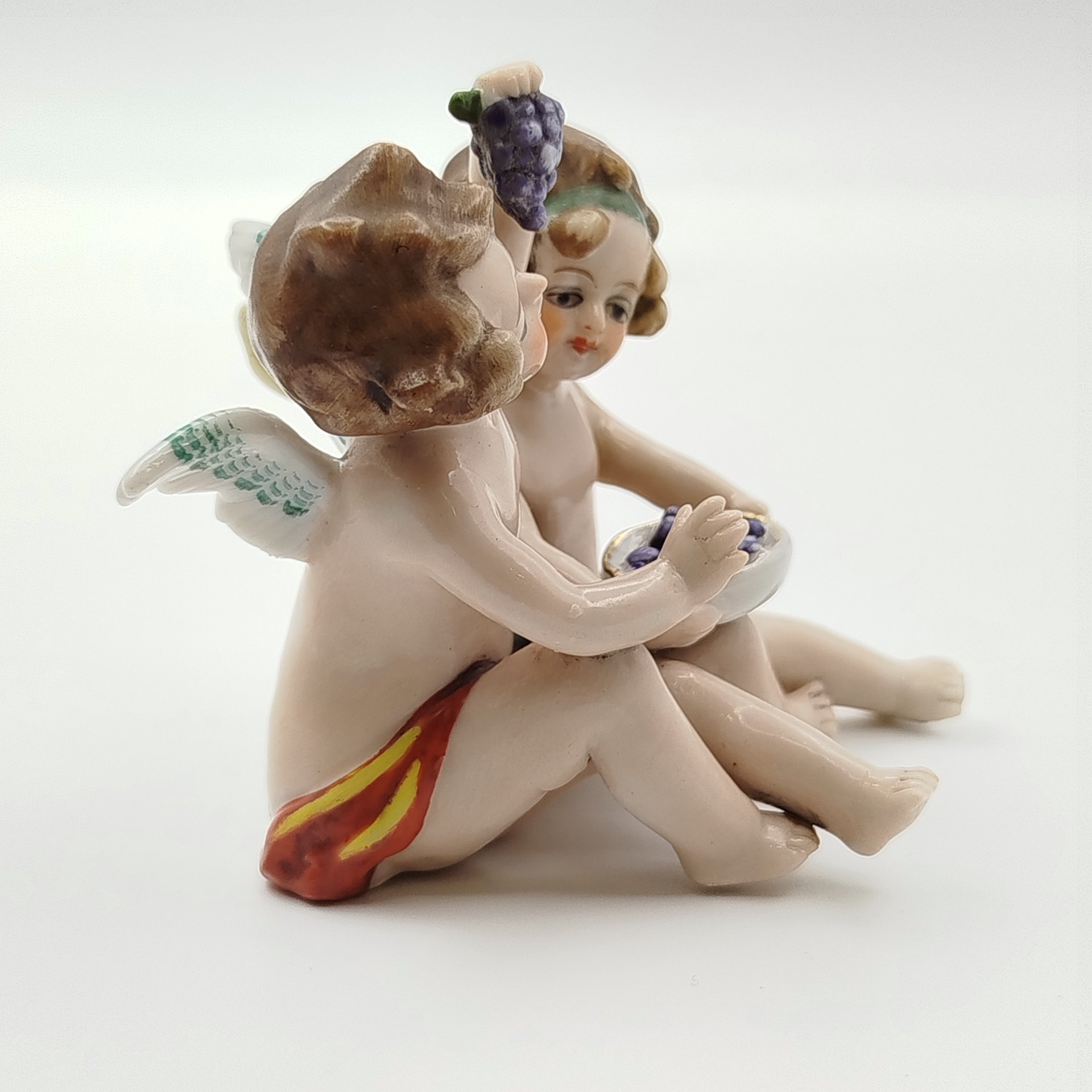Статуэтка "Путти с виноградом", Фарфоровая мануфактура Людвигсбург, фарфор, роспись, золочение, Германия, 1948-1990 гг.