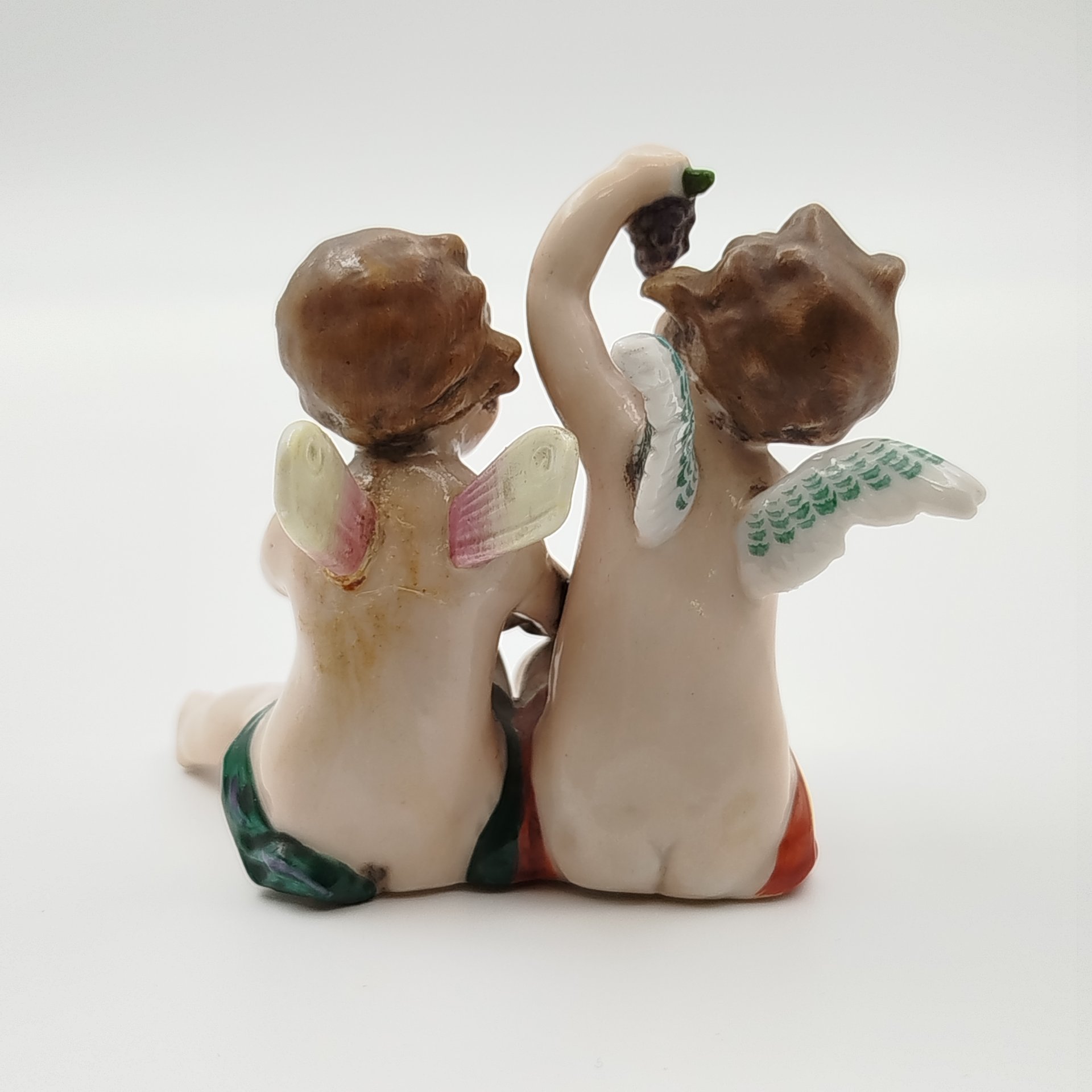 Статуэтка "Путти с виноградом", Фарфоровая мануфактура Людвигсбург, фарфор, роспись, золочение, Германия, 1948-1990 гг.