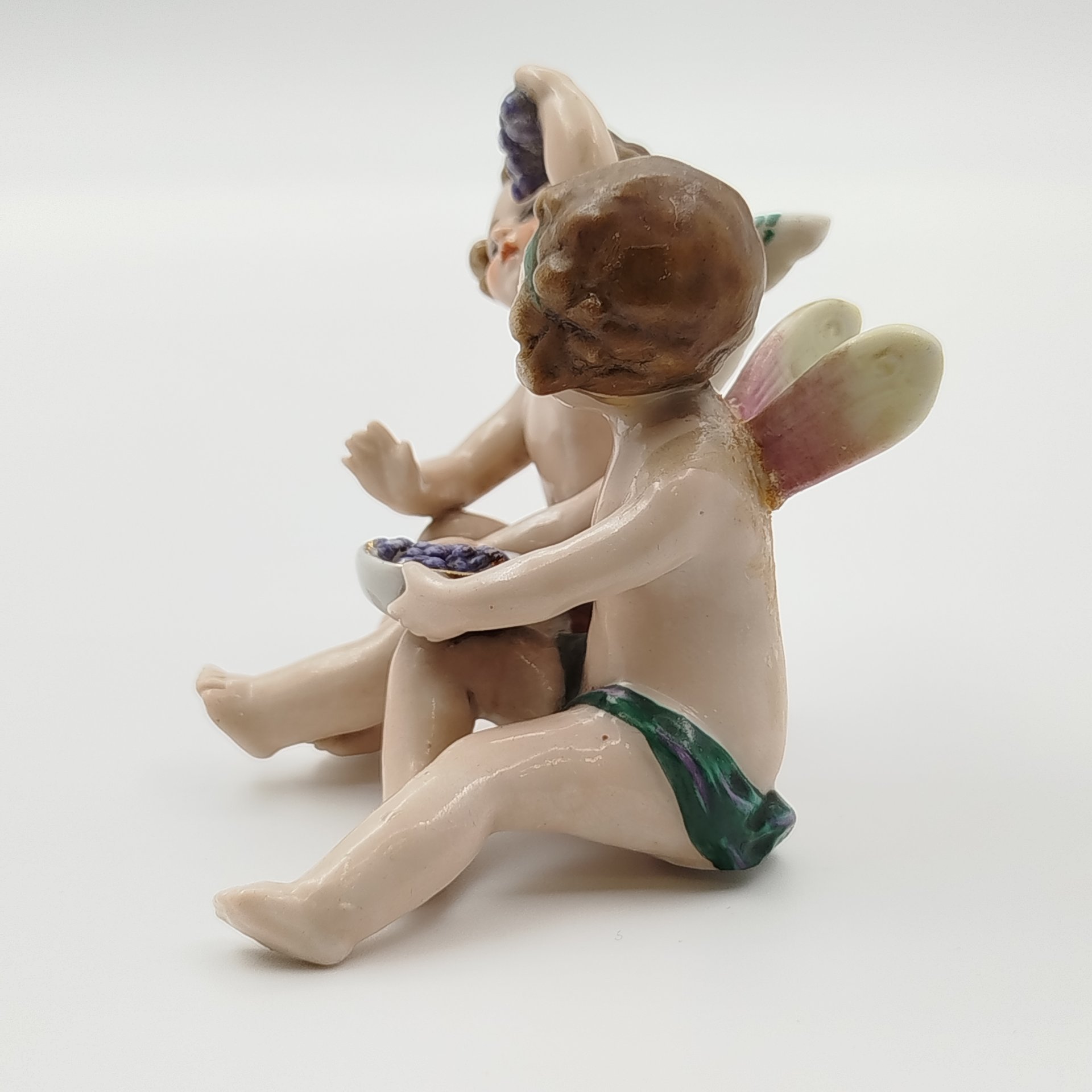 Статуэтка "Путти с виноградом", Фарфоровая мануфактура Людвигсбург, фарфор, роспись, золочение, Германия, 1948-1990 гг.
