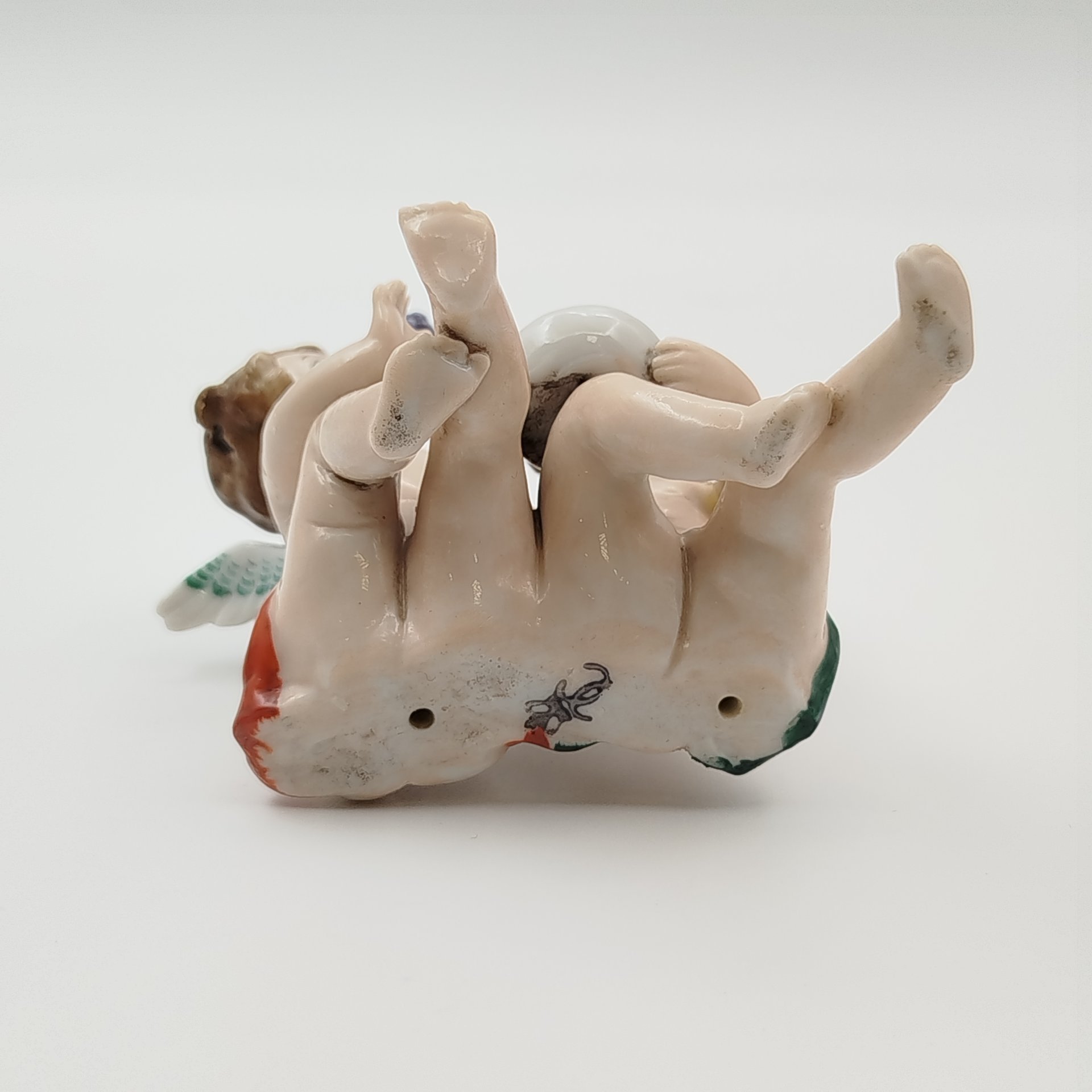 Статуэтка "Путти с виноградом", Фарфоровая мануфактура Людвигсбург, фарфор, роспись, золочение, Германия, 1948-1990 гг.