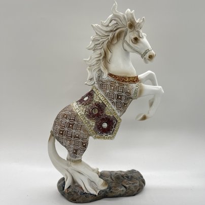 Статуэтка "Конь на дыбах" (символ года), композитный материал, золочение, Китай, 2000-2020 гг.