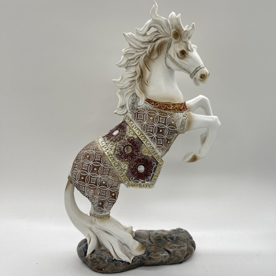 Статуэтка "Конь на дыбах" (символ года), композитный материал, золочение, Китай, 2000-2020 гг.