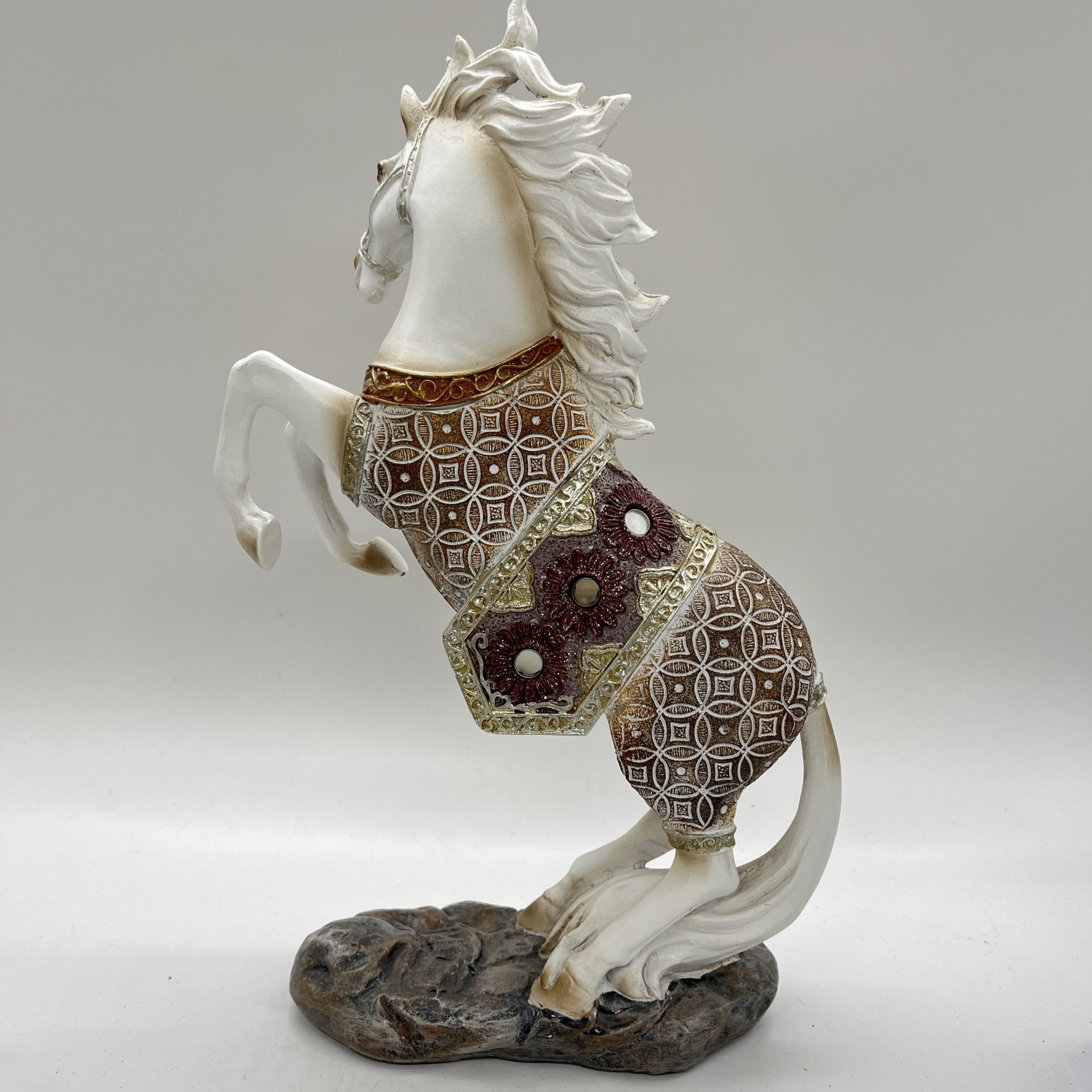 Статуэтка "Конь на дыбах" (символ года), композитный материал, золочение, Китай, 2000-2020 гг.
