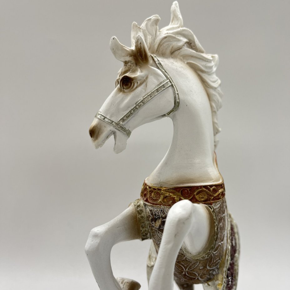 Статуэтка "Конь на дыбах" (символ года), композитный материал, золочение, Китай, 2000-2020 гг.