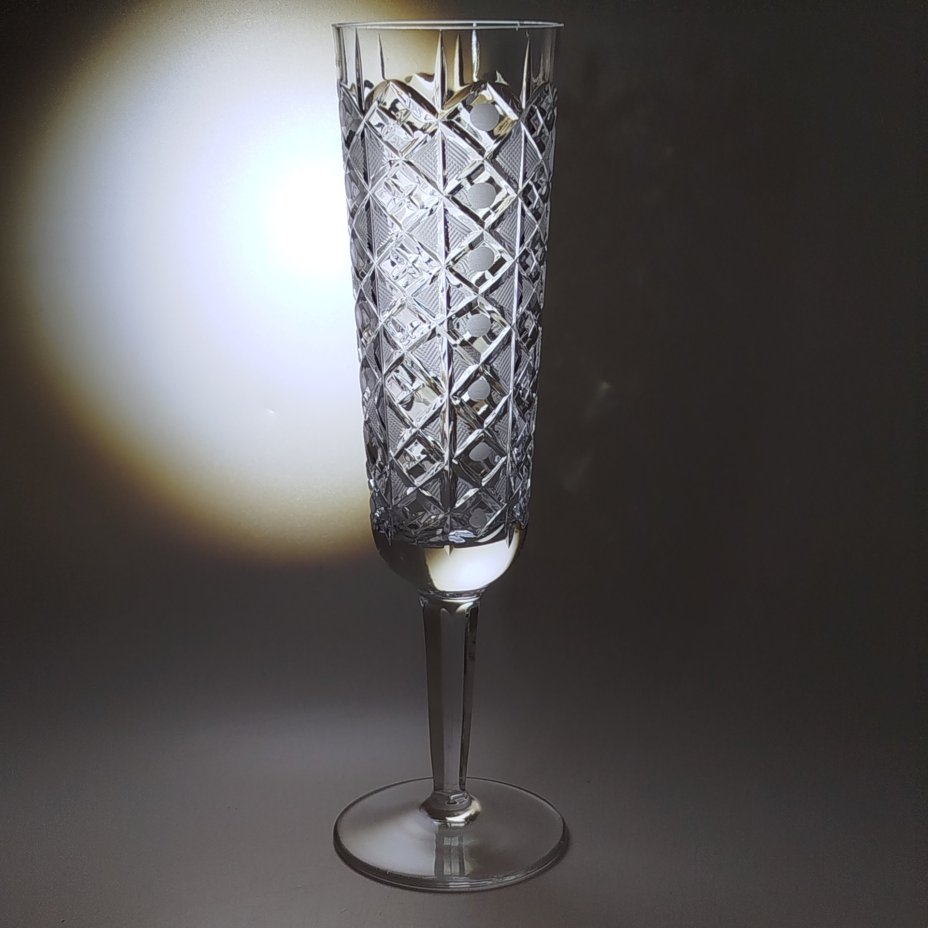 Фужер с рельефным геометрическим декором