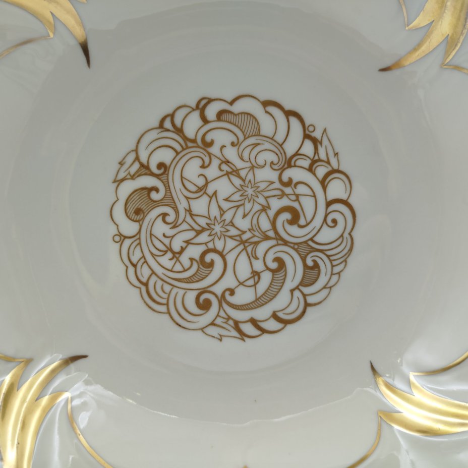 Блюдо сервировочное с прорезным бортом, украшенное растительным декором, фарфор, золочение, Weimar Porzellan (Веймарский фарфор), ГДР, 1949-1980 гг.