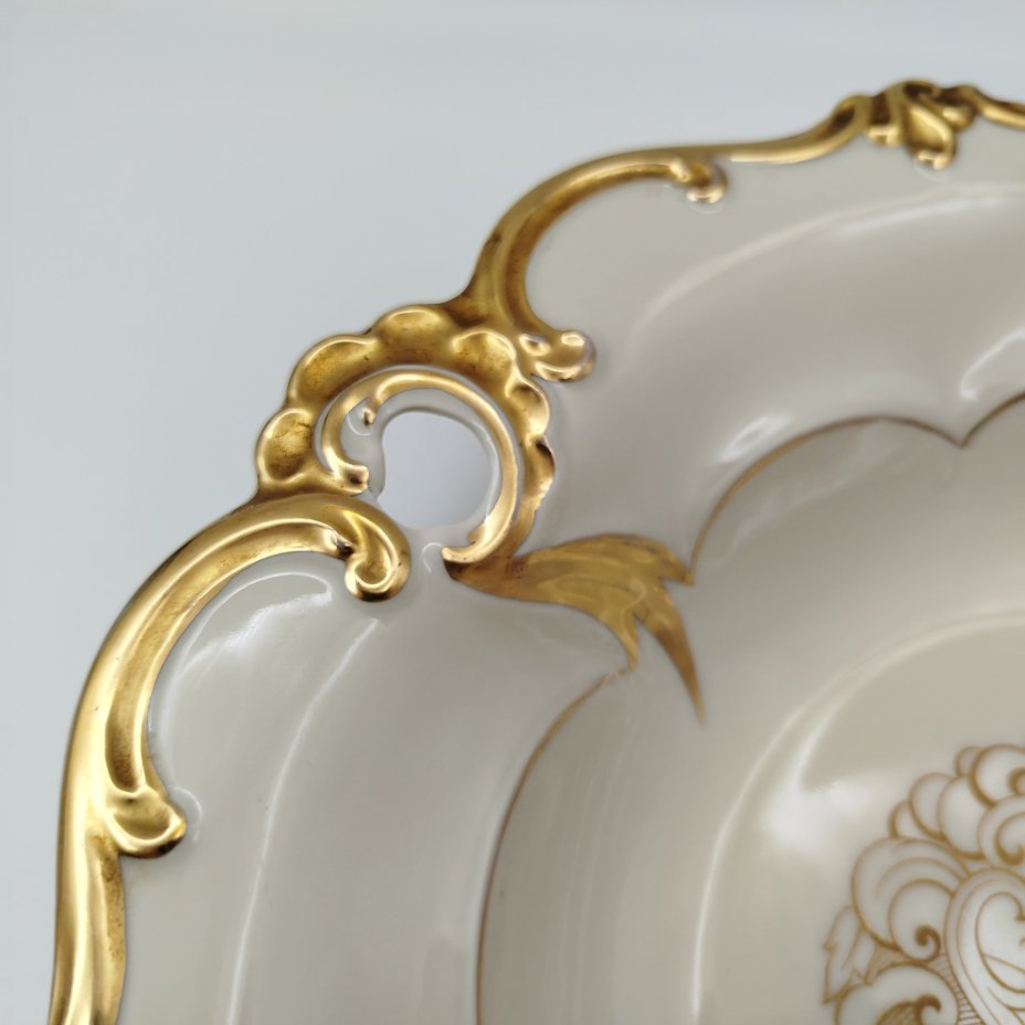 Блюдо сервировочное с прорезным бортом, украшенное растительным декором, фарфор, золочение, Weimar Porzellan (Веймарский фарфор), ГДР, 1949-1980 гг.