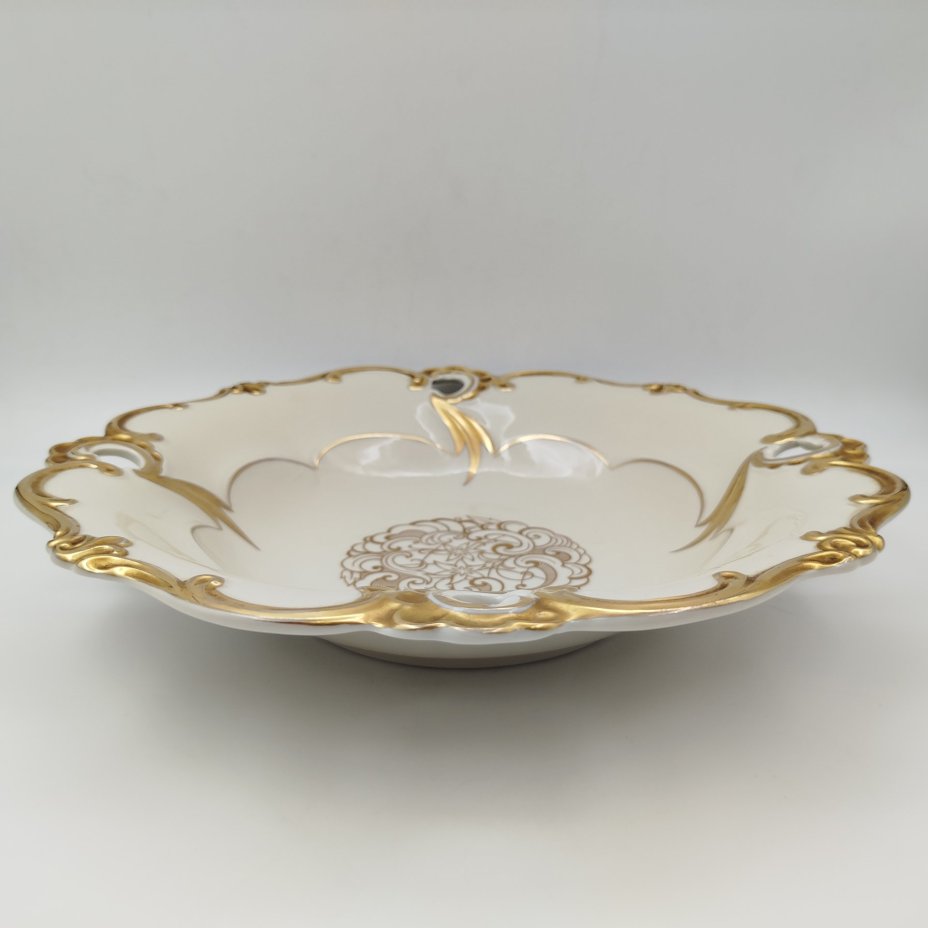 Блюдо сервировочное с прорезным бортом, украшенное растительным декором, фарфор, золочение, Weimar Porzellan (Веймарский фарфор), ГДР, 1949-1980 гг.