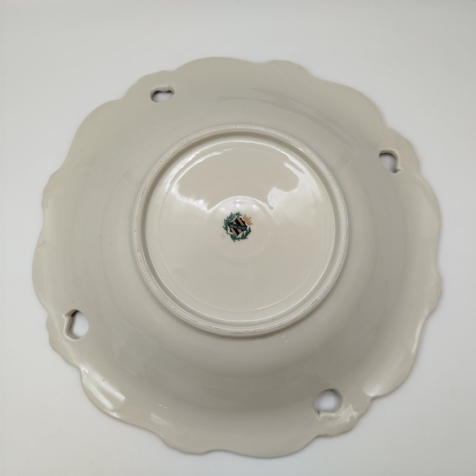 Блюдо сервировочное с прорезным бортом, украшенное растительным декором, фарфор, золочение, Weimar Porzellan (Веймарский фарфор), ГДР, 1949-1980 гг.