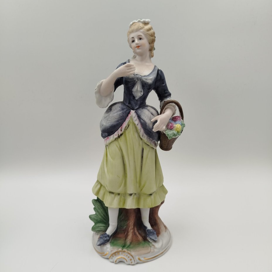 Статуэтка "Красавица - цветочница с корзинкой", бисквит, роспись, Capodimonte (Каподимонте), Италия, 1970-1990 гг.