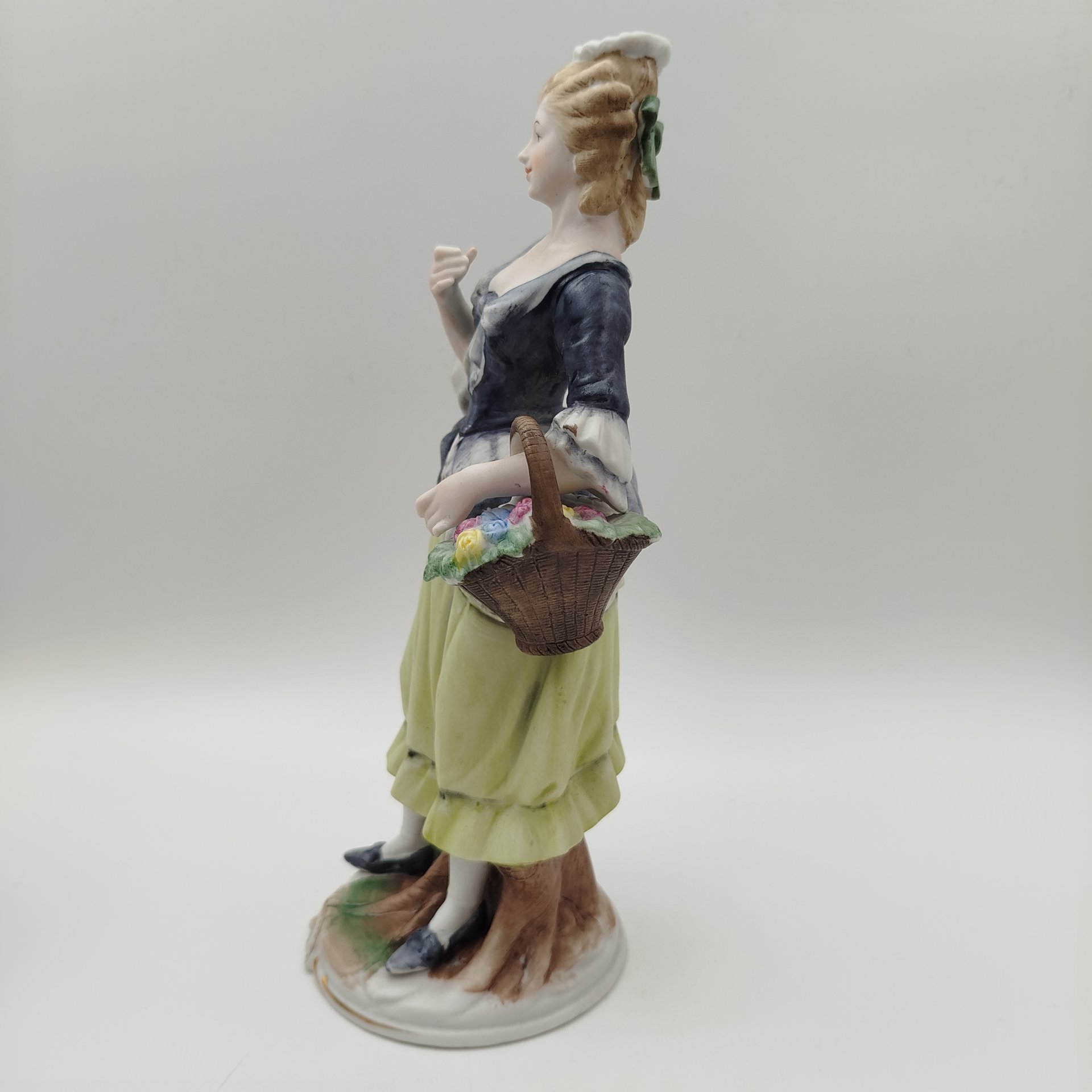 Статуэтка "Красавица - цветочница с корзинкой", бисквит, роспись, Capodimonte (Каподимонте), Италия, 1970-1990 гг.